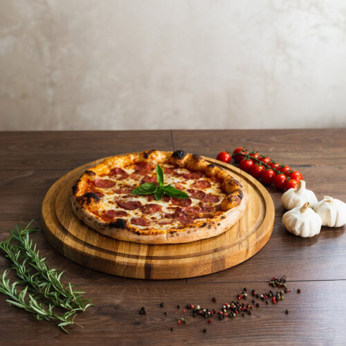 Привлекательные подачи с помощью сковороды для пиццы