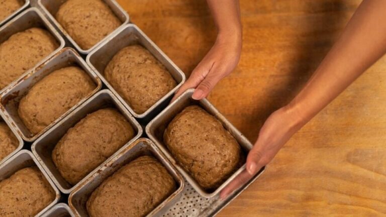 Подробнее о статье Как приготовить цельнозерновой хлеб дома с использованием профессиональных форм для хлебапрофессиональные формы для хлеба и приготовление цельнозернового хлеба