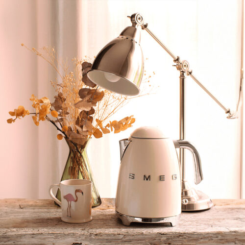 Добавьте качество и стиль на кухню с чайником Smeg