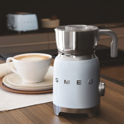Готовьте идеальный кофе дома с вспенивателем молока Smeg