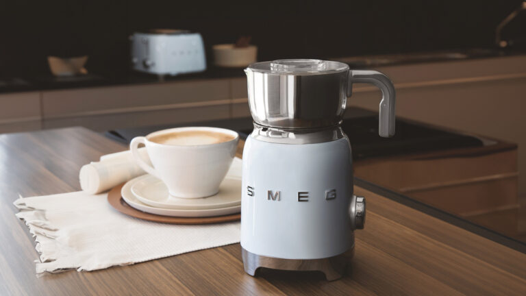 Подробнее о статье Готовьте идеальный кофе дома с вспенивателем молока Smeg