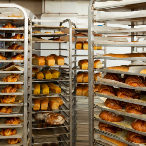 Как повысить эффективность в пекарном производстве с помощью тележек для противней