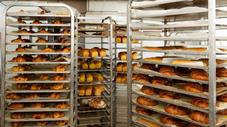 Подробнее о статье Как повысить эффективность в пекарном производстве с помощью тележек для противней